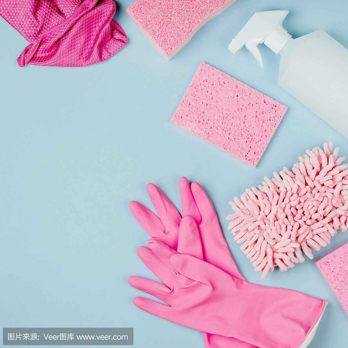粉红色的清洁剂和清洁用品。清洁服务理念。平躺,俯视图。