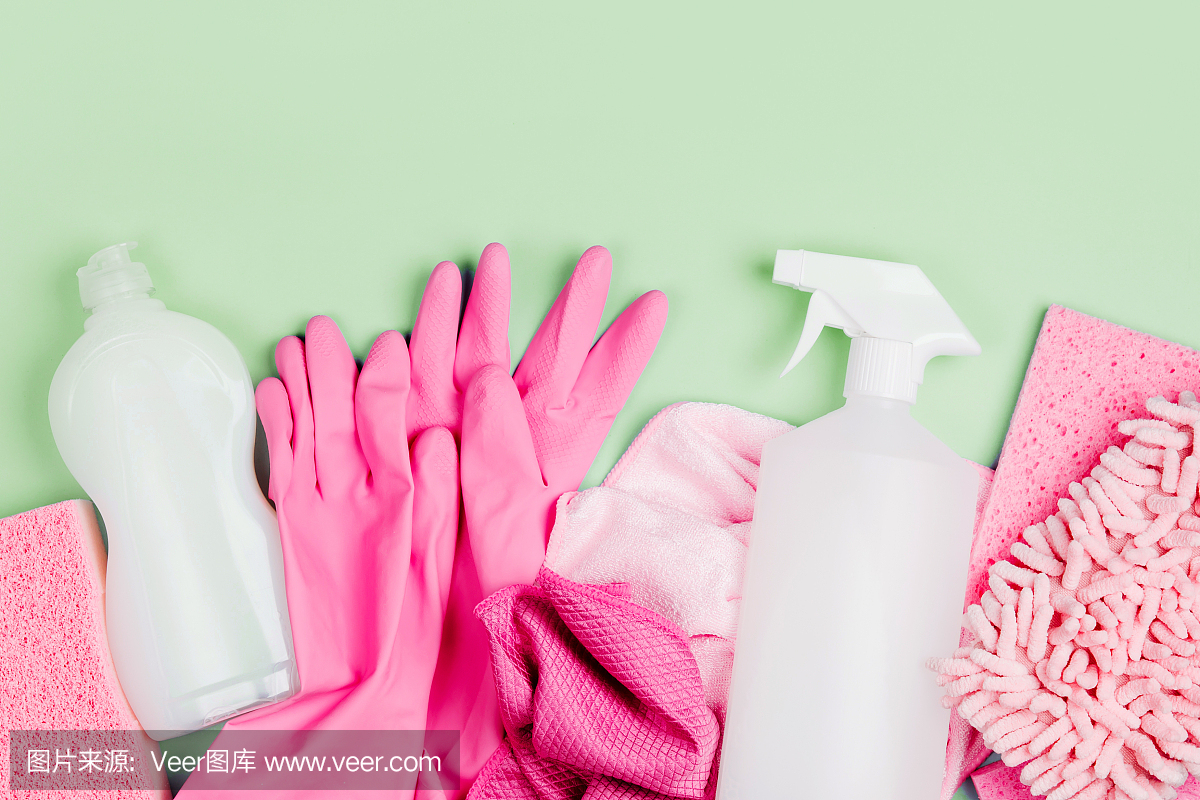 粉红色的清洁剂和清洁用品。清洁服务理念。平躺,俯视图。